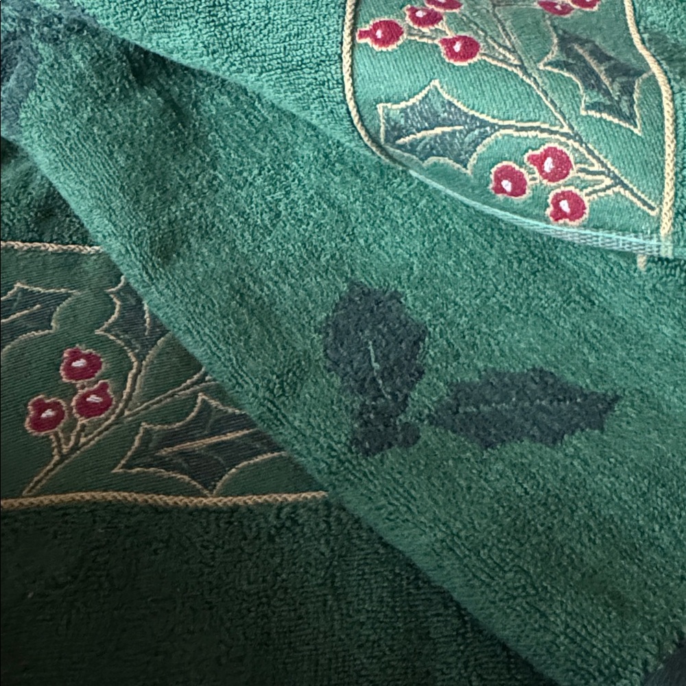 NWOT 2 Lenox Green and Red Holiday Towels - Picture 4 of 6